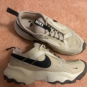 Nike TC 7900, Beige and Black Sneakers